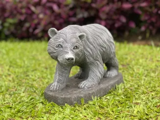 Jack - Bär, auf Sockel, gehend, 32 cm L | Steinguss 